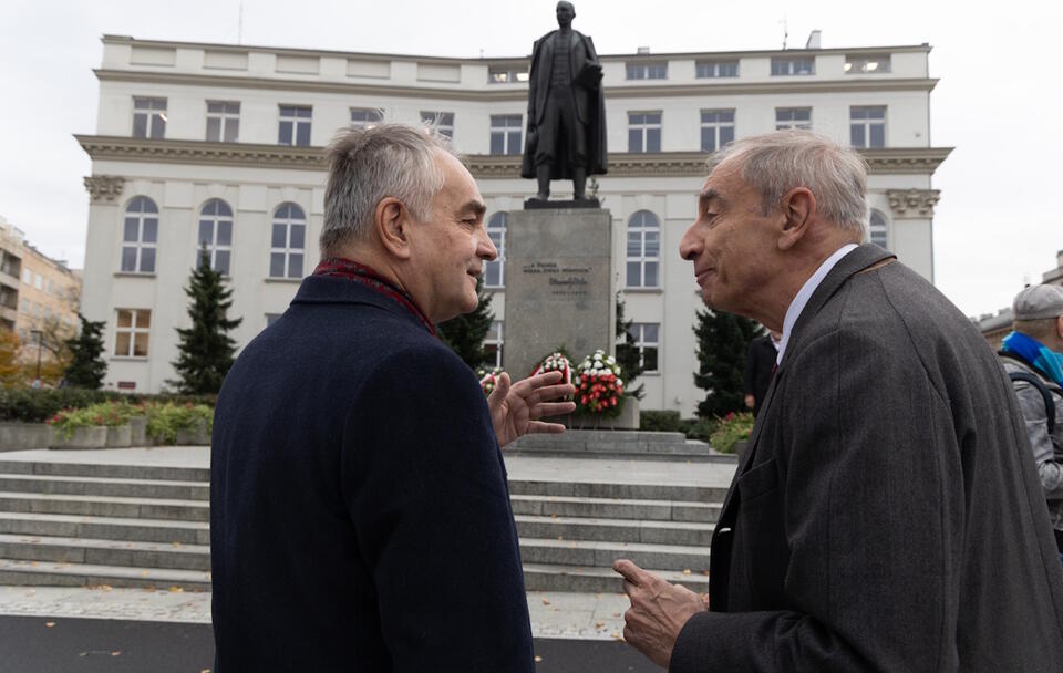 Waldemar Pawlak i Władysław Teofil Bartoszewski przed pomnikiem Wincentego Witosa / autor: Fratria