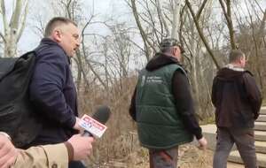 Radny Radosław Sosnowski z pracownikami ZZM / autor: TV wPolsce24