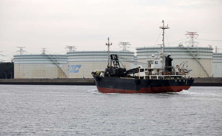 Zbiorniki ze strategicznymi zapasami ropy w zatoce Tokijskiej w Japonii. 6 kwietnia 2026 / autor: PAP/EPA/FRANCK ROBICHON