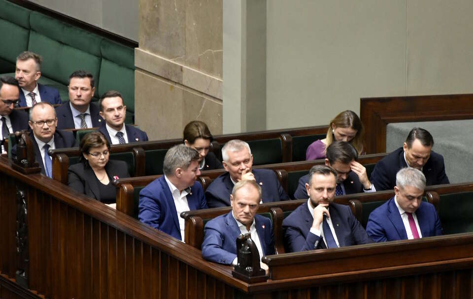 Polacy źle oceniają wykorzystanie środków z KPO. SONDAŻ