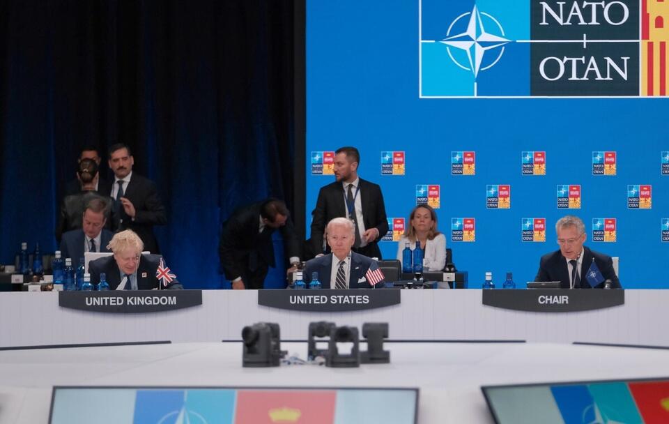 Sekretarz generalny NATO Jens Stoltenberg (P), prezydent USA Joe Biden (C) i premier Wielkiej Brytanii Boris Johnson (L) podczas szczytu Sojuszu Północnoatlantyckiego w Madrycie / autor: PAP/Mateusz Marek