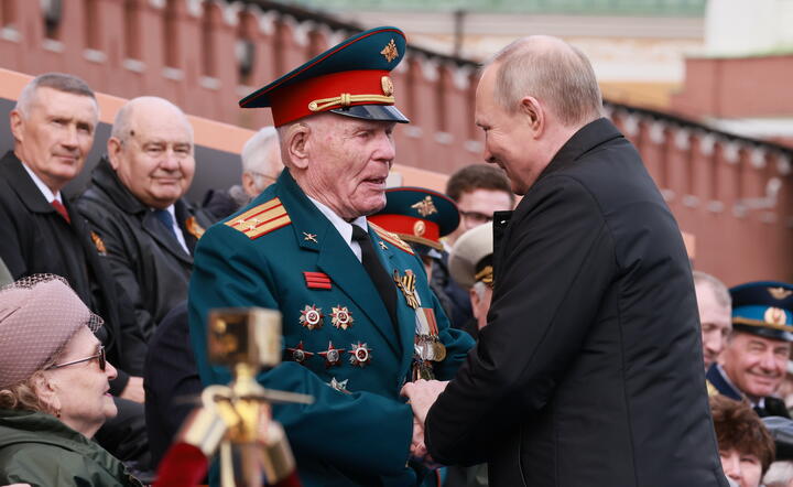 Władimir Putin wita się z weteranem wojennym / autor: fotoserwis PAP