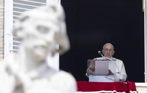 Papież Franciszek podczas niedzielnej modlitwy Anioł Pański / autor: PAP/EPA