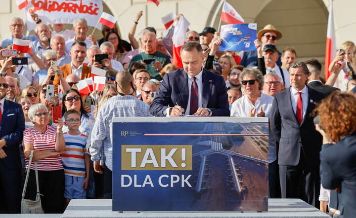 Prezydent RP Karol Nawrocki (C) podczas wizyty w Kaliszu, podpisuje na rynku prezydencki projekt powrotu do realizacji CPK według inicjatywy obywatelskiej ruchu #TakDlaCPK / autor: PAP/Tomasz Wojtasik