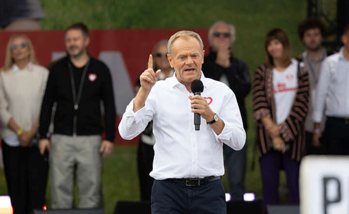Donald Tusk podczas kampanii wyborczej obiecywał paliwo po 5,19zł/l, ponieważ wie jak to zrobić / autor: Fratria