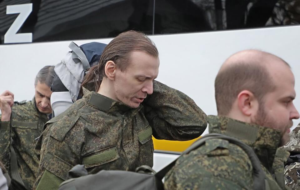 Rosyjscy mężczyźni zmobilizowani do służby w armii / autor: PAP/EPA/MAXIM SHIPENKOV