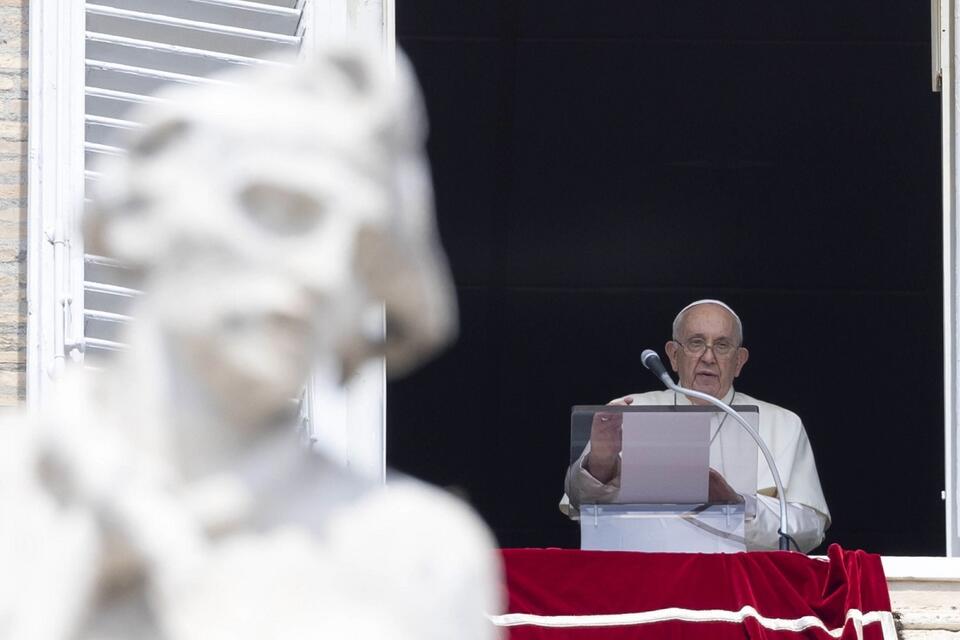 Papież Franciszek podczas niedzielnej modlitwy Anioł Pański / autor: PAP/EPA