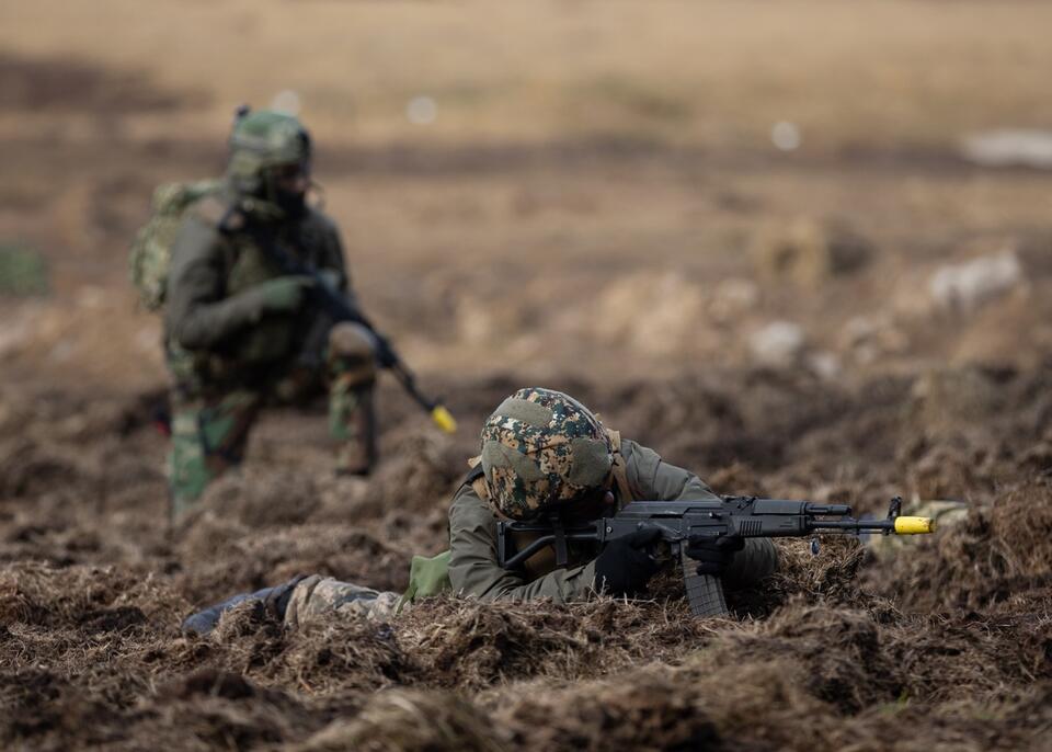 Trening ukraińskich żołnierzy pod okiem Brytyjczyków. / autor: PAP/EPA