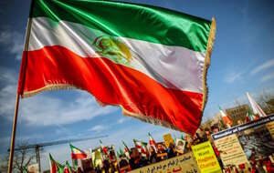 Reżim ajatollahów w Iranie tłumi krwawo wszelkie protesty. Tysiące zabitych, zatrzymanych około 20 tys. osób! Na zdjęciu protest przeciwko reżimowi ajatollahów / autor: PAP/EPA