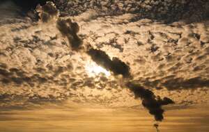 zdj. ilustracyjne, dym z elektrowni na tle chmur i  słońca / autor: Pixabay