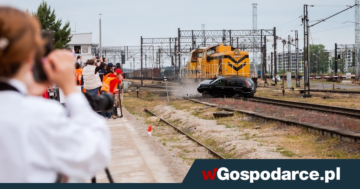 Rozpędzona lokomotywa uderza w SUVa