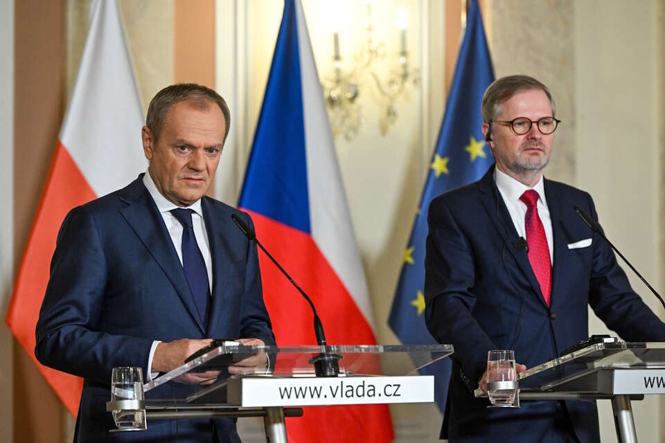 Premier Donald Tusk (L) oraz premier Czech Petr Fiala (P) podczas konferencji prasowej po spotkaniu w Pradze / autor: PAP/Radek Pietruszka