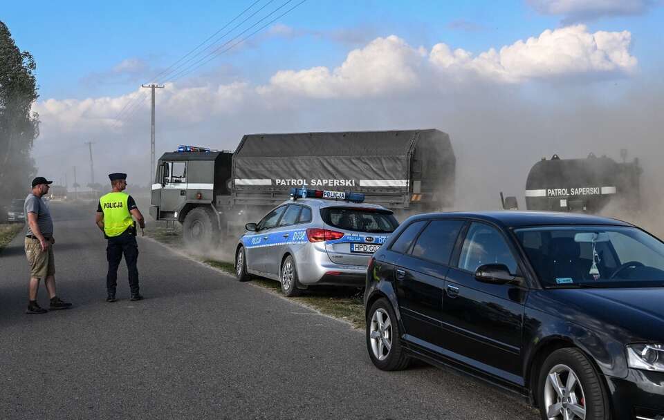 Służby w miejscu upadku rosyjskiego drona w miejscowości Wohyń / autor: PAP/Wojtek Jargiło