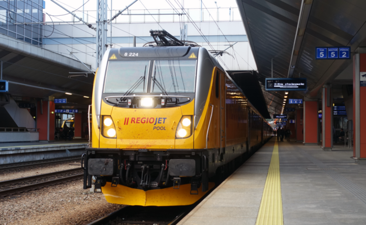 Pociąg RegioJet z Warszawy Wschodniej do Krakowa Głównego na stacji końcowej w dniu uruchomienia przewozów krajowych w Polsce, 18 września 2025 / autor: Autorstwa Kuracyja - Praca własna, CC BY 4.0, https://commons.wikimedia.org/w/index.php?curid=187391867