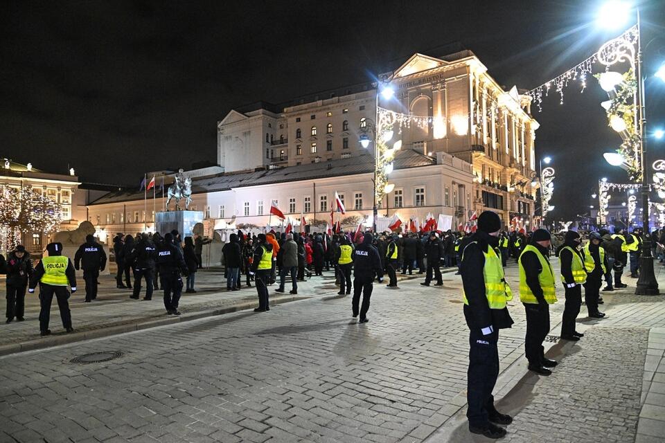 Policja i protestujący przed Pałacem Prezydenckim / autor: PAP/Radek Pietruszka