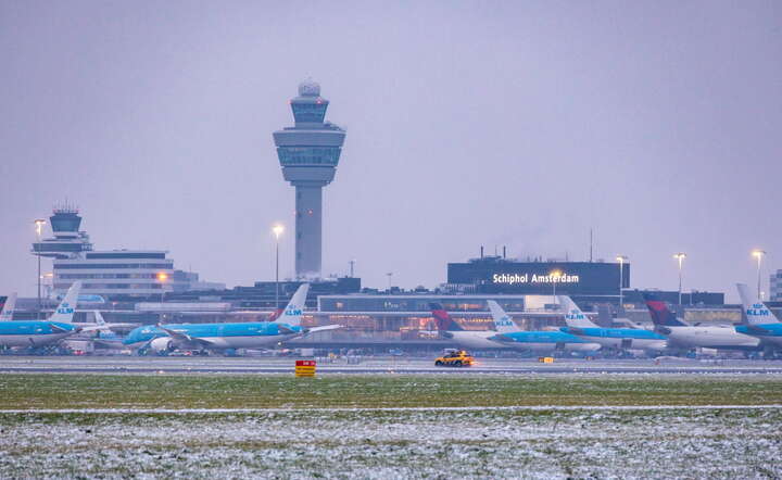 Lotnisko Schipol w Amsterdamie odwołało co najmniej 70 rejsów / autor: PAP/EPA/Nickelas Kok