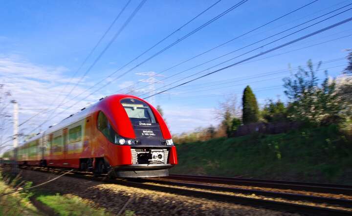 Bardzo wysokie temperatury powodują zakłócenia w pracy sieci trakcyjnej lub deformacje torów / autor: Fratria / KK