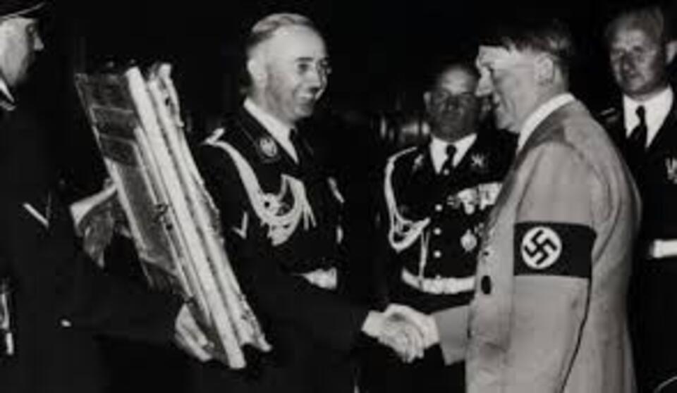 Wikipedia: Szef SS Heinrich Himmler prezentuje Hitlerowi niemieckie trofea wojenne