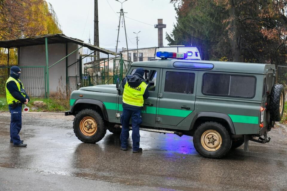 Służby na terenie miejscowości Przewodów. / autor: PAP/Wojtek Jargiło