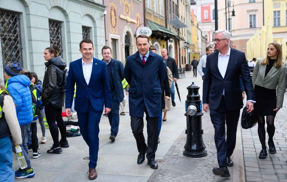 Szef MSZ Radosław Sikorski na spacerze z prezydentem Poznania Jackiem Jaśkowiakiem / autor: PAP/Jakub Kaczmarczyk