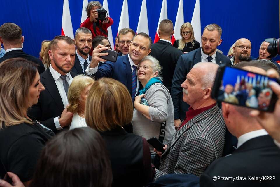 Prezydent Nawrocki ulubionym politykiem Polaków. SONDAŻ