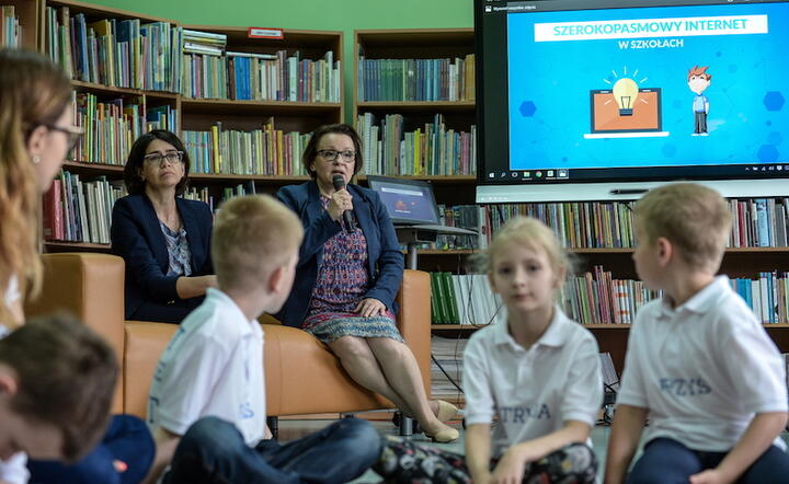 Minister cyfryzacji Anna Streżyńska (L) oraz minister edukacji narodowej Anna Zalewska (2L), fot. PAP/Marcin Obara