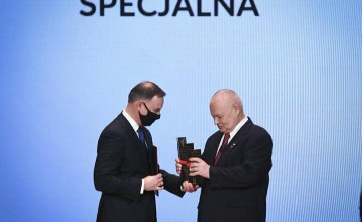 szef NBP Adam Glapiński odbiera Specjalną Nagrodę Gospodarczą od prezydenta RP Andrzeja Dudy / autor: Biuro Prasowe NBP/Twitter