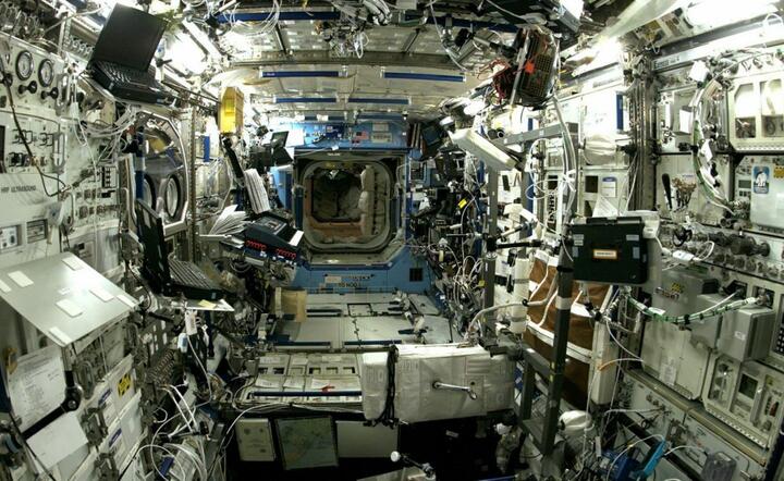 Moduł Destiny wewnątrz Międzynarodowej Stacji Kosmicznej, gdzie astronauci przeprowadzają wiele eksperymentów / autor: NASA