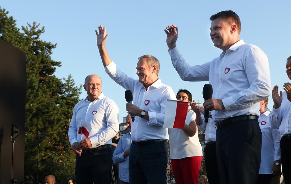 Tęgie głowy! KO zmienia strategię. Ma być mniej o prezesie