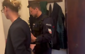 Interwencja policji w mieszkaniu Tomasza Sakiewicza / autor: Facebook/Janusz Cieszyński