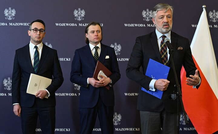 Minister infrastruktury Dariusz Klimczak (L), wojewoda mazowiecki Mariusz Frankowski (C) oraz prezes zarządu CPK Filip Czernicki (P) podczas konferencji prasowej / autor: PAP/Radek Pietruszka