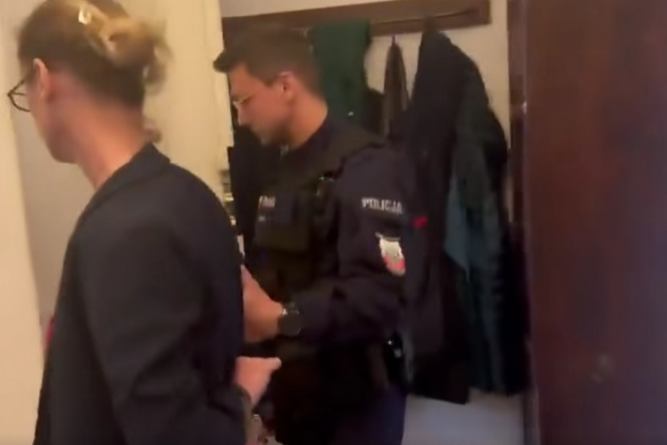 Interwencja policji w mieszkaniu Tomasza Sakiewicza / autor: Facebook/Janusz Cieszyński