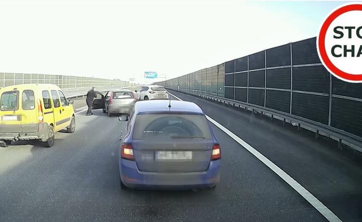 Moment zatrzymania auta, którego kierowca jechał po A4 'wężykiem' / autor: Screen YouTube
