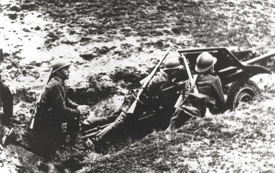 Działko przeciwpancerne kawalerii na stanowisku bojowym, wrzesień 1939 r. / autor: wikimedia commons/domena publiczna