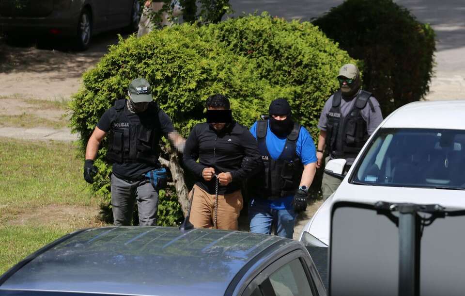 Policja prowadzi podejrzanego ws. morderstwa w Białej Podlaskiej / autor: Policja