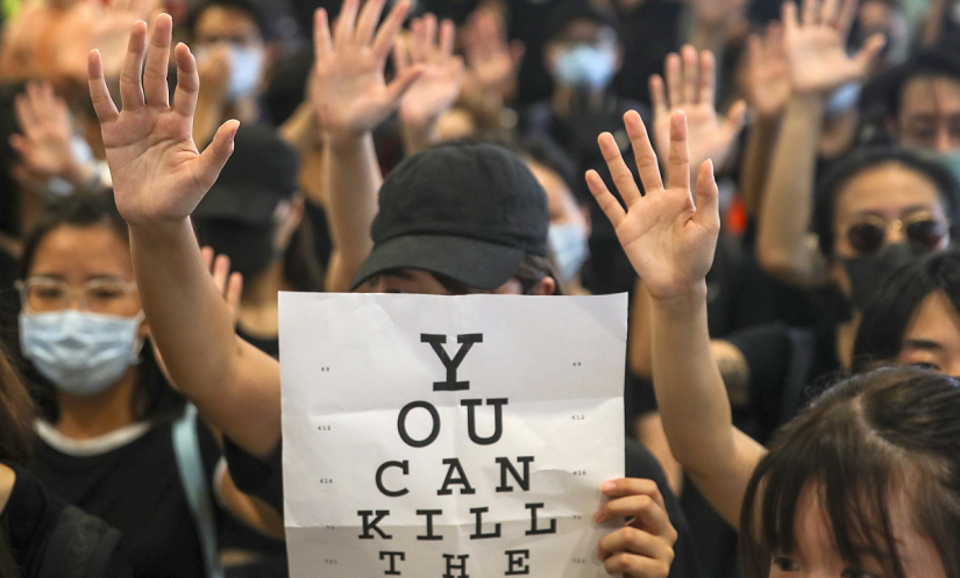 Uczniowie protestują po postrzeleniu kolegi / autor: PAP/EPA
