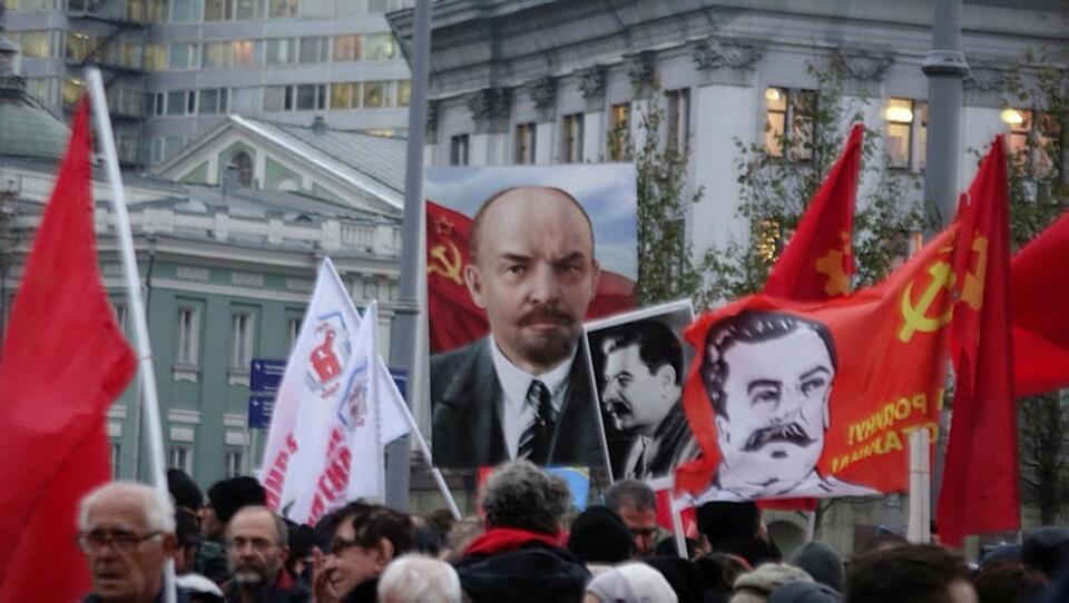 Wiec komunistów rosyjskich w 100. rocznice przewrotu bolszewickiego 1917 roku / autor: fratria