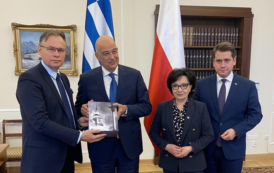 Poseł Arkadiusz Mularczyk przekazał szefowi greckiej dyplomacji raport o stratach wojennych Polski / autor: Twitter/@arekmularczyk