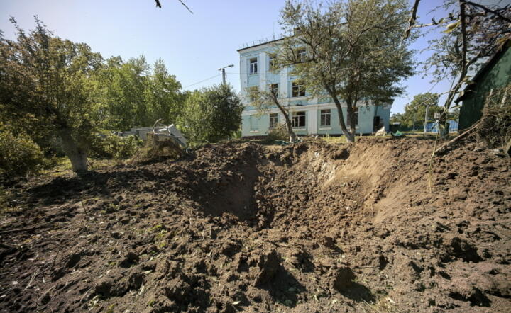 Efekty rosyjskiego ostrzału rakietowego cywilnych zabudowań w okolicach Charkowa / autor: PAP/EPA/SERGEY KOZLOV