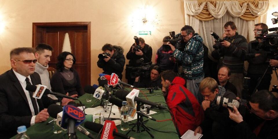 Detektyw Krzysztof Rutkowski oraz ojciec małej Magdy Bartłomiej Waśniewski i jego matka Beata Cieślik wzięli udział w konferencji prasowej w Mysłowicach, 7 bm., PAP/Andrzej Grygiel