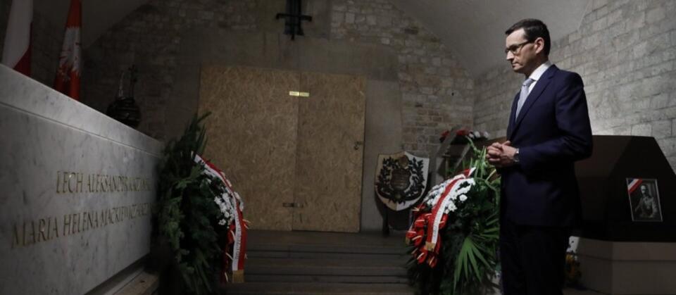 Premeir Mateusz Morawiecki przy sarkofagu Lecha i Marii Kaczyńskich / autor: Twitter Kancelaria Premiera