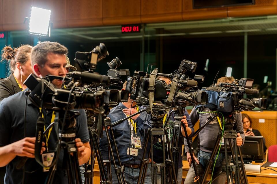 kamery reporterskie w Brukseli, zdj. ilustracyjne / autor: Fratria