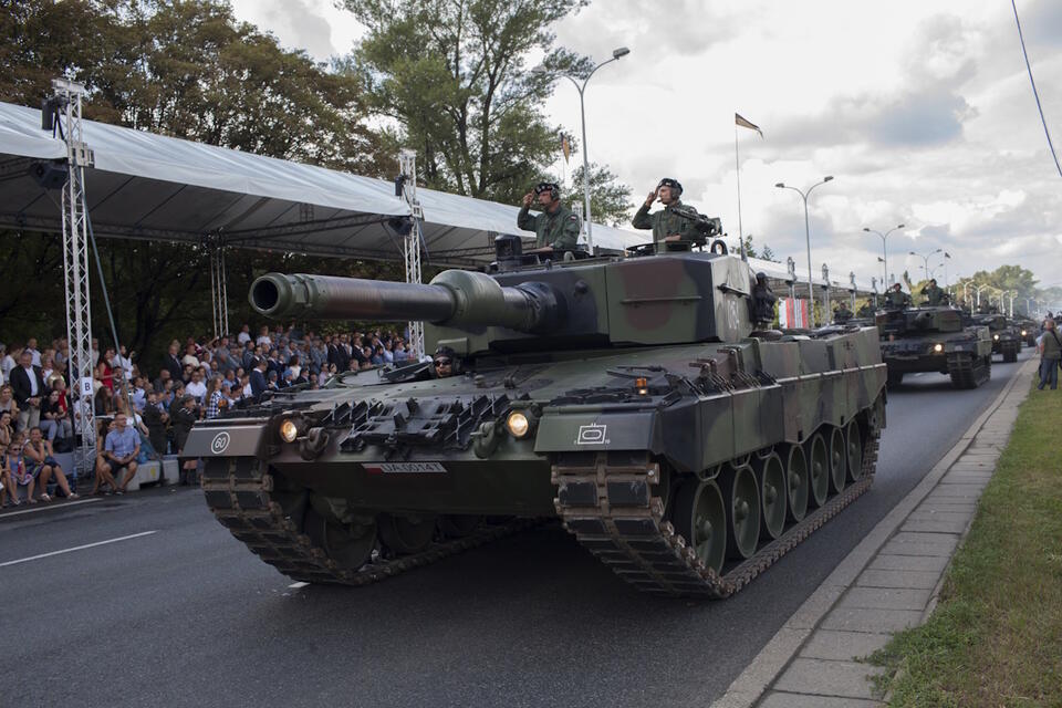 Czołg Leopard 2A4 podczas defilady wojskowej  / autor: Fratria 