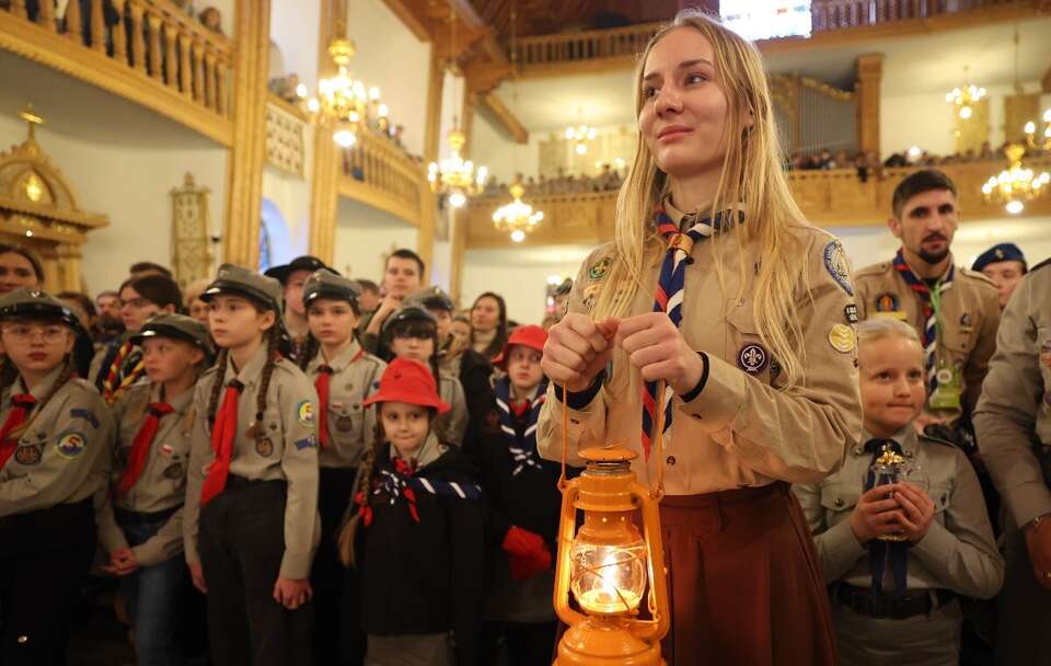 Uroczyste przekazanie Betlejemskiego Światła Pokoju w sanktuarium Matki Bożej Fatimskiej w Zakopanem-Krzeptówkach / autor: PAP/Grzegorz Momot