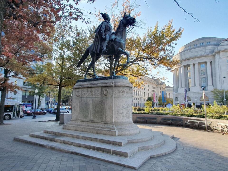 42 / 5 000 Wyniki tłumaczenia Kazimierz Pułaski Monument in Washington, DC / autor: wPolityce.pl