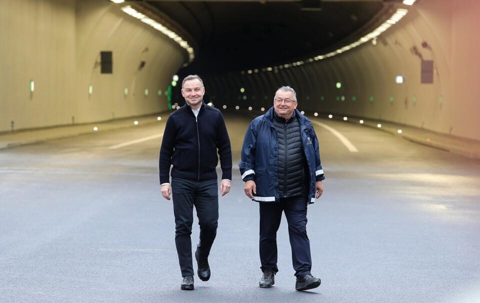 Prezydent RP Andrzej Duda oraz minister infrastruktury Andrzej Adamczyk podczas wizyty na budowie tunelu  / autor: PAP/Grzegorz Momot