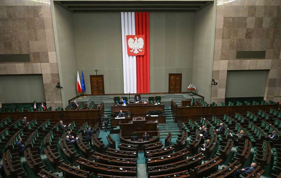 Sejm kieruje projekt o statusie osoby najbliższej do komisji