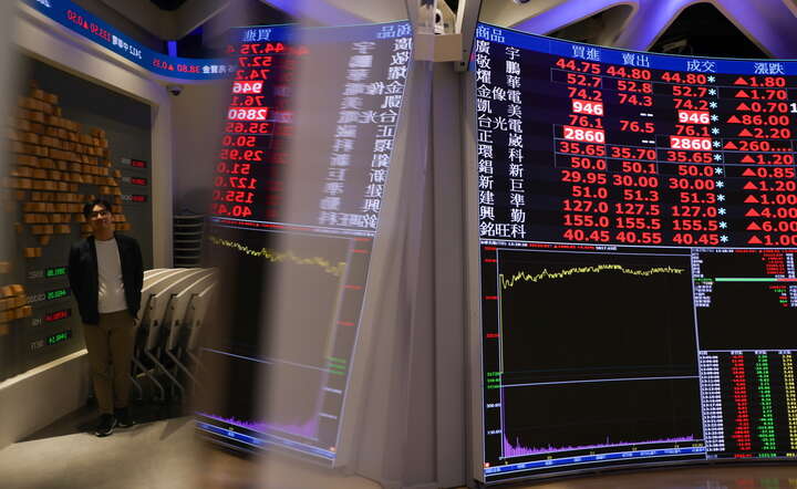 Parkiet giełdy w Taipei na Tajwanie / autor: PAP/EPA/RITCHIE B. TONGO