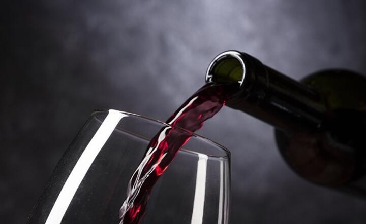 Langwedockie i burgundzkie wino zostanie przerobione na ocet lub wylane / autor: Pixabay