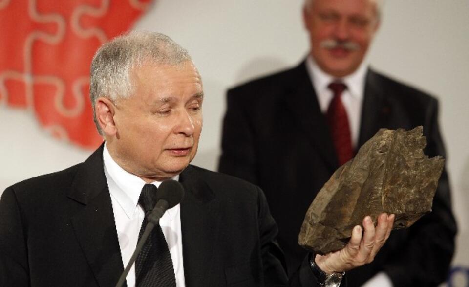 Jarosław Kaczyński z fragmentem łupka podczas "I Forum na rzecz suwerenności gospodarczej Polski", 24 bm. w Katowicach. PAP